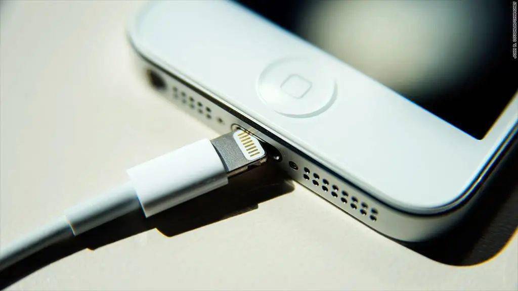 江湖谋生计苹果版:iPhone 15 终于用上 USB-C